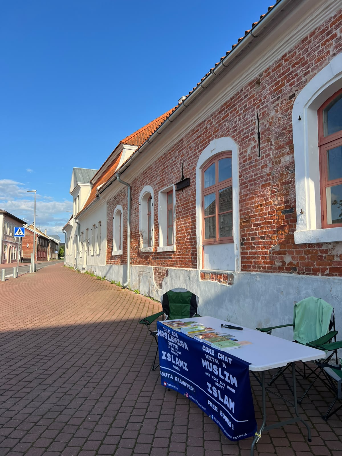 Table with free books and educational materials in Valga